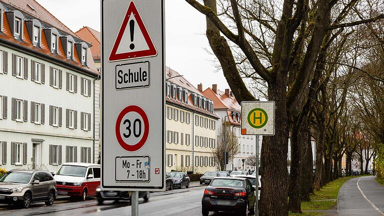 In vielen Straßen in Schweinfurt (im Bild die Ignaz-Schön-Straße) gilt bereits Tempo 30. Die Stadt sieht deshalb keinen Bedarf, der Initiative 'Lebenswerte Städte durch angemessene Geschwindigkeiten' beizutreten.