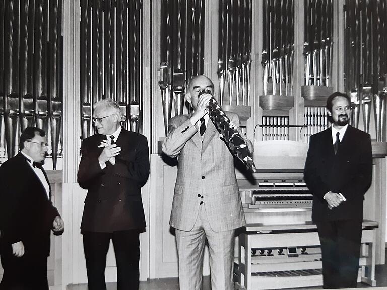 Ein historisches Fotos aus dem Jahr 1999. Damals wurde die neue Orgel offiziell übergeben. Dazu gehörte auch das Trinken aus einer Orgelpfeife. Das Bild zeigt von links: Schulleiter Ernst Oestreicher, Bezirkstagspräsident Franz Gerstner, Landrat Fritz Steigerwald und Stephan Adam, Dozent für Kirchenmusik.