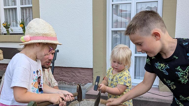 Die jüngsten Festbesucher hämmerten um die Wette.       -  Die jüngsten Festbesucher hämmerten um die Wette.