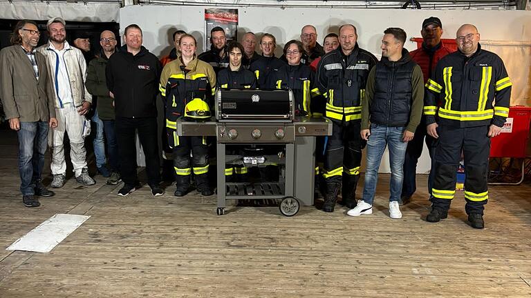 Bürgermeister, Gemeinderäte, Freiwillige Feuerwehr und der Tourismusverein Abtswind feiern die besondere Übergabe als Zeichen der guten Zusammenarbeit.