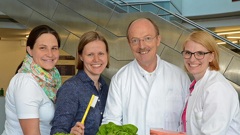 Das Team der Salatsaftstudien: die Zahnärztinnen Nicole Petersen und Peggy Stölzel, Professor Dr. Ulrich Schlagenhauf und Dr. Yvonne Jockel-Schneider.