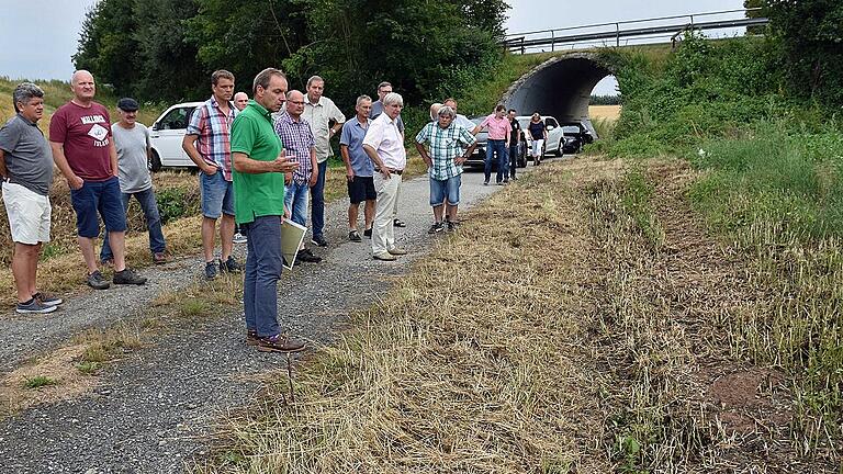 Bürgermeister Matthias Schneider machte den Gemeinderat Theres darauf aufmerksam, dass Landwirte zugelassen haben, dass die Gräben neben ihren Ackerflächen dermaßen zugeschwemmt sind, dass dort kein Wasser mehr ablaufen kann.