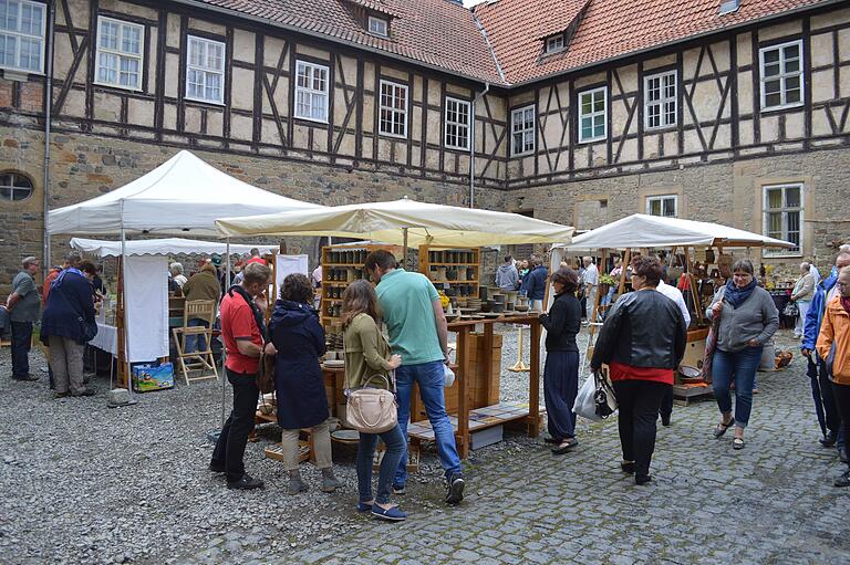 Wieder rege Betriebsamkeit im Hof von Schloss Glücksburg: Am Samstag, 17. August, und Sonntag, 18. August, findet in Römhild der 11. Thüringer Keramikmarkt statt.