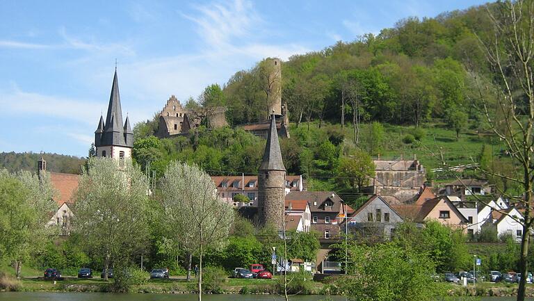 Gemündens Altstadt mit St. Peter und Paul, Scherenburg, Hexenturm und Ronkarzgarten (von links). Gemündens Altstadt mit St. Peter und Paul, Scherenburg, Hexenturm und Ronkarzgarten (von links).
