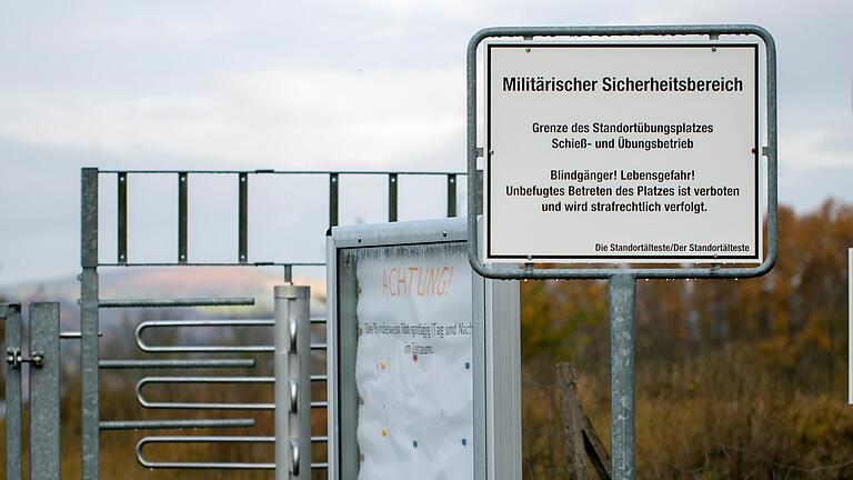 Neue Warnschilder markieren die Grenze des militärischen Sicherheitsbereichs am Veitshöchheimer Schenkenturm, der für Unbefugte nur noch begrenzt zugänglich ist. Neue Warnschilder markieren die Grenze des militärischen Sicherheitsbereichs am Veitshöchheimer Schenkenturm, der für Unbefugte nur noch begrenzt zugänglich ist.
