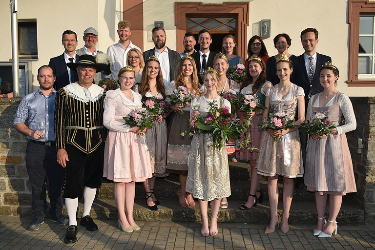 Im Beisein von zahlreichen Weinhoheiten und Ehrengästen wurde Emily Schärf (vorne Mitte) im Rathaus zur Donnersdorfer Weinprinzessin gekrönt. Im Beisein von zahlreichen Weinhoheiten und Ehrengästen wurde Emily Schärf (vorne Mitte) im Rathaus zur Donnersdorfer Weinprinzessin gekrönt.
