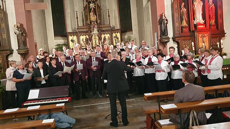 Höhepunkt des Mariensingens: Die drei Chöre Gesangverein Melomania Helmstadt, Liederkranz Wüstenzell und der Singkreis Bischbrunn singen gemeinsam das Marienlied 'Ave Glöcklein läutet still'.