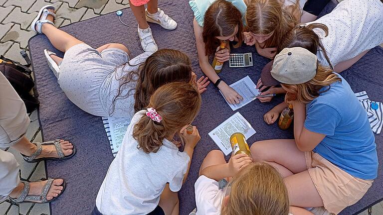 Die Kinder mussten viele Rätsel lösen und Codes knacken, bis sie endlich die letzte Tasche mit dem Fußball öffnen konnten. Dabei haben sie erfahren, wie Fußbälle, Schuhe und Kleidung hergestellt werden und konnten gleichzeitig herausfinden, was „fairtrade“ eigentlich bedeutet.