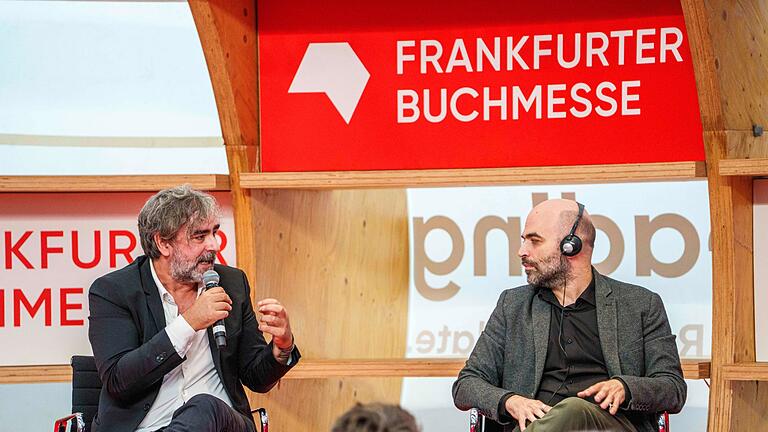 Frankfurter Buchmesse       -  Deniz Yücel und Roberto Saviano sprachen über &bdquo;Schreiben in illiberalen Zeiten&rdquo;.