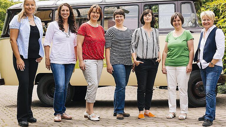 Der Landfrauenküche-Bus mit den Kandidatinnen (v. l.) Heidi Kaiser, Cathi Lichtmannegger, Birgit Vogl, Katharina Mayer, Theresa Frantz, Edeltraud Zehetmeier und Barbara Baumann