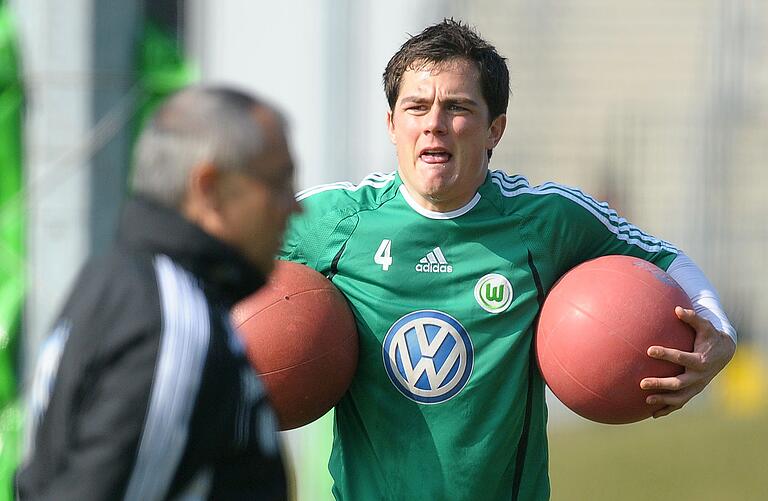 'Wir haben gelitten', sagt Marcel Schäfer über das schweißtreibende Training unter Felix Magath (vorne), 'aber jeder Spieler ist ihm heute dankbar'.