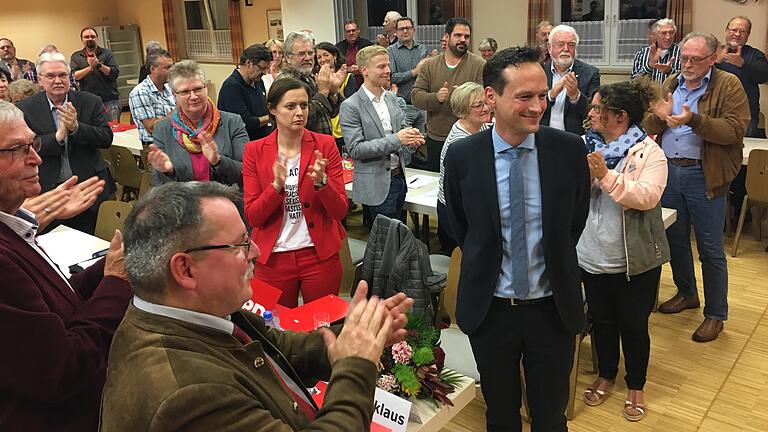 Stehende Ovationen für Landrat Florian Töpper (vorne rechts), der auch Spitzenkandidat der SPD für die Kreistagswahl ist. Die Partei will ihre Mandate von elf auf 13 steigern.