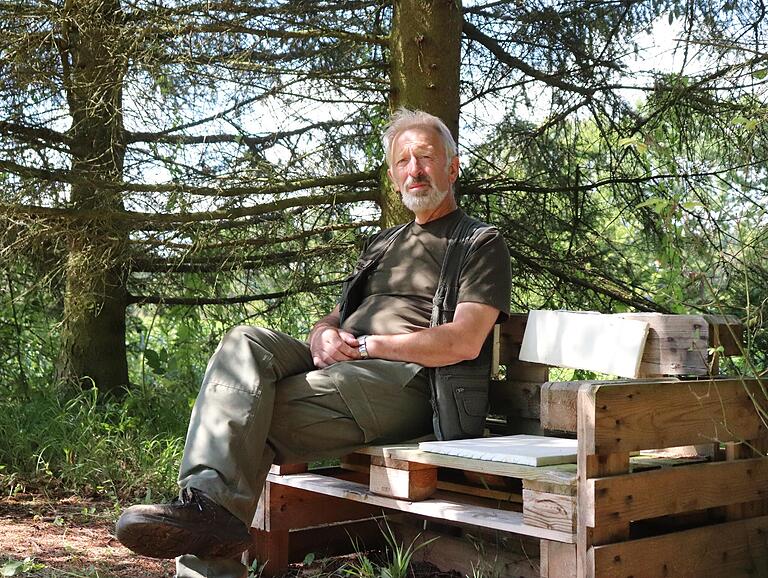 Franz Mock hat Bänke für Besucher in seinem Biotop aufgestellt. Auch selbst sitzt er gerne dort und beobachtet die Natur.