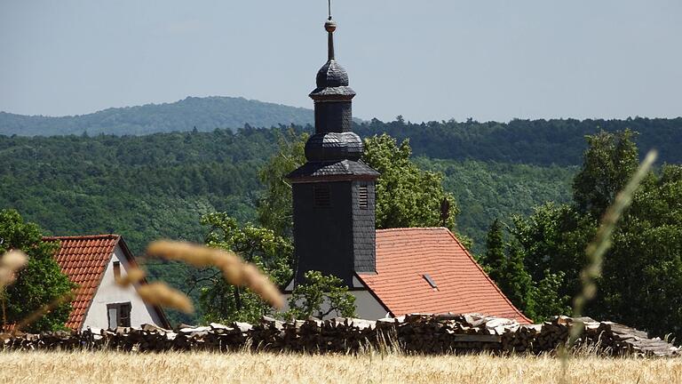 Blick übers Getreidefeld auf die Kirche in Massenbuch.