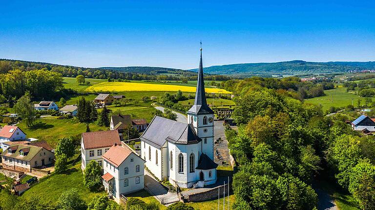 Die Kirche von Schönau steht schon ganz oben auf einem Hügel im Dorf. Die Rhön-Drohne kommt noch ein Stück höher.