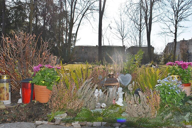 Bei der naturnahen Bestattung auf dem Stadtfriedhof von Bad Königshofen führen an den Urnengräbern aufgestellt Kerzen oder Grabschmuck zu erheblichem Aufwand bei der Pflege des Rasens. Die Gegenstände sollten entfernt werden, ansonsten geschieht dies kostenpflichtig durch die Stadtverwaltung.