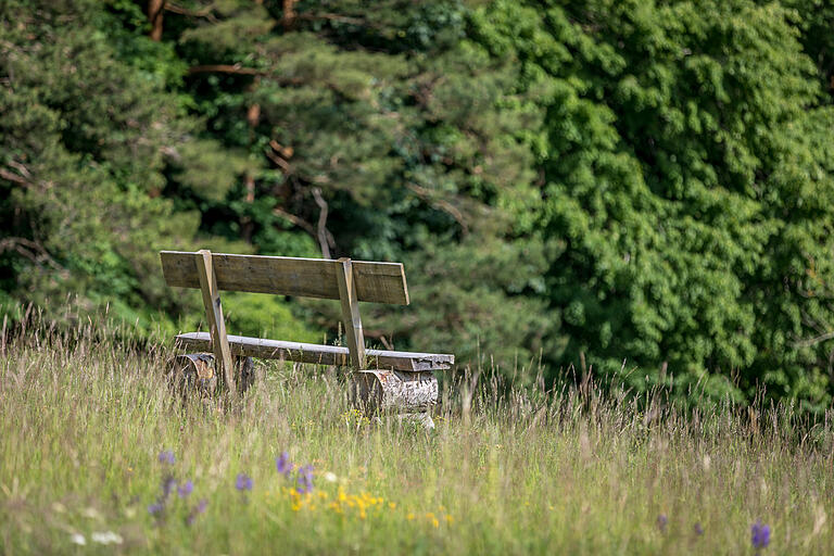 Zeit für eine Pause: Auf dem Hesselbergpfad laden zahlreiche Bänke zur Rast ein.