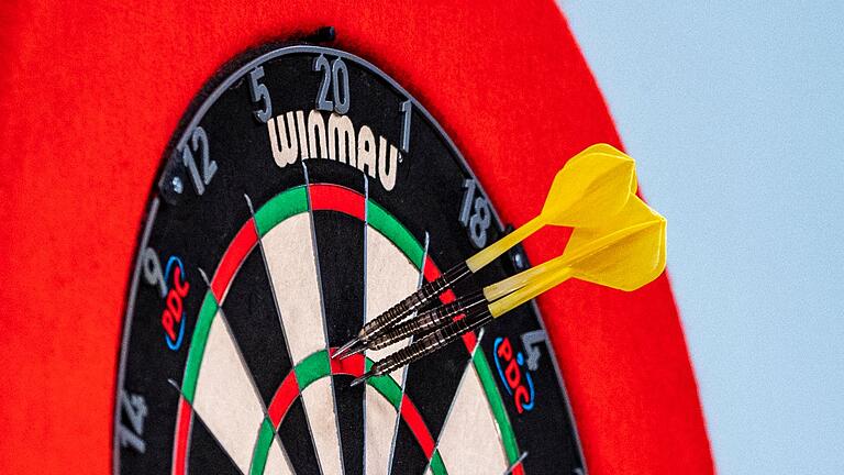 European Darts Championship       -  Die Niederländerin van Leuven hat sich als erste Transfrau für die WM qualifiziert.