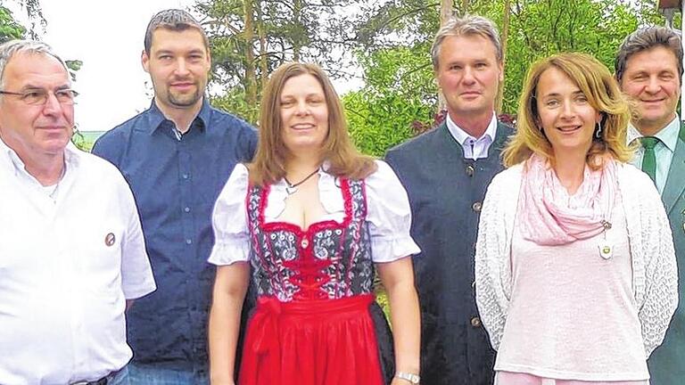Langjährige Mitglieder: Für 40-jährige Vereinszugehörigkeit wurde Rolf Schöppach (links) geehrt, 25 Jahre sind (ab Zweiter von links) Hermann Keym, Heike Keym, Uli Schmitt und Heidi Schmitt bei den Sportschützen Bahra aktiv. Der Vorsitzende Harald Keym dankte für ihre Treue. Langjährige Mitglieder: Für 40-jährige Vereinszugehörigkeit wurde Rolf Schöppach (links) geehrt, 25 Jahre sind (ab Zweiter von links) Hermann Keym, Heike Keym, Uli Schmitt und Heidi Schmitt bei den Sportschützen Bahra aktiv. Der Vorsitzende Harald Keym dankte für ihre Treue.