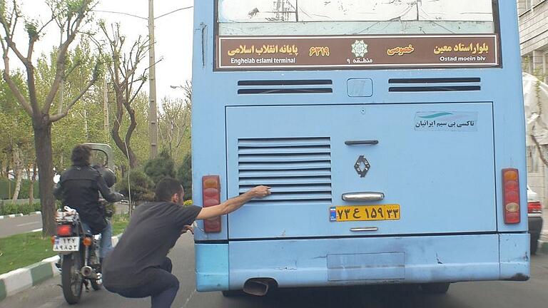 Die Busfahrer fragten, ob die Skater auch alles gut filmen konnten. Die Busfahrer fragten, ob die Skater auch alles gut filmen konnten.