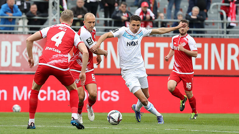 Die Würzburger Kickers haben durch ein 3:0 gegen Berlin den vorzeitigen Abstieg vemieden. Im Bild die Würzburger (v.l.) Lars Dietz, Tobias Kraulich und Peter Kurzweg. Dazwischen Berlins Soufian Benyamina (2.v.r) Die Würzburger Kickers haben durch ein 3:0 gegen Berlin den vorzeitigen Abstieg vemieden. Im Bild die Würzburger (v.l.) Lars Dietz, Tobias Kraulich und Peter Kurzweg. Dazwischen Berlins Soufian Benyamina (2.v.r)