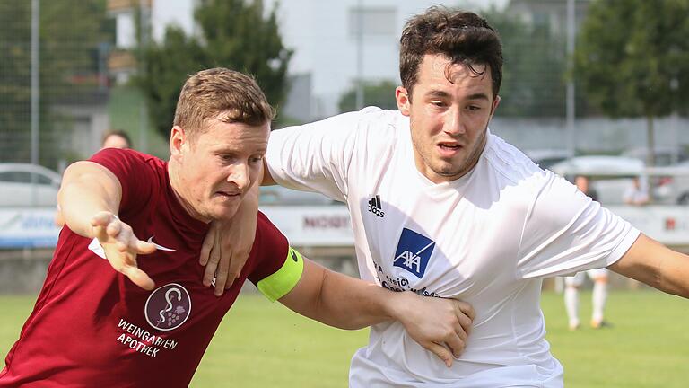 Tim Friedrich (rechts) von der SG Oberpleichfeld/Dipbach/Prosselsheim im Zweikampf mit Oliver Stark von Dettelbach und Ortsteile. Beide Mannschaften treffen an diesem Spieltag in der Fußball-Kreisliga Würzburg 1 aufeinander. Die SG führt nach drei Spieltagen die Kreisliga-Tabelle an.