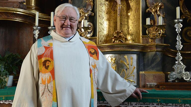 Pfarrer Hans Beetz an seinem langjährigen Wirkungsort, der Kirche St. Johannes der Täufer in Brendlorenzen. Am Montag ist er im Alter von 72 Jahren gestorben.