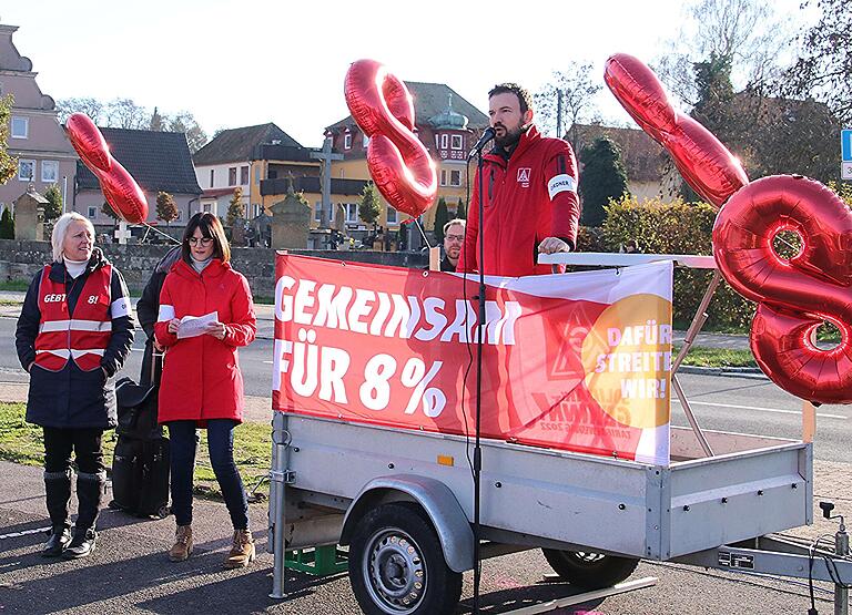 Martin Feder, 1. Bevollmächtigter der IGM Bamberg, bei seiner Rede. Weiter von rechts: 2. Bevollmächtigte Andreas Sicker und Betriebsratsvorsitzende Sonja Meister