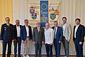 Alois Henn (Fünfter von links) löst Martin Koch (Vierter von links) an der Spitze der Außenstelle des Weißen Rings ab. Es gratulierten Polizei-Vizepräsident Holger Baumbach, Landrat Thomas Eberth, Wolfgang Schwarz, MdL Volkmar Halbleib, MdL Björn Jungbauer und Bürgermeister Alexander Knahn (von links).