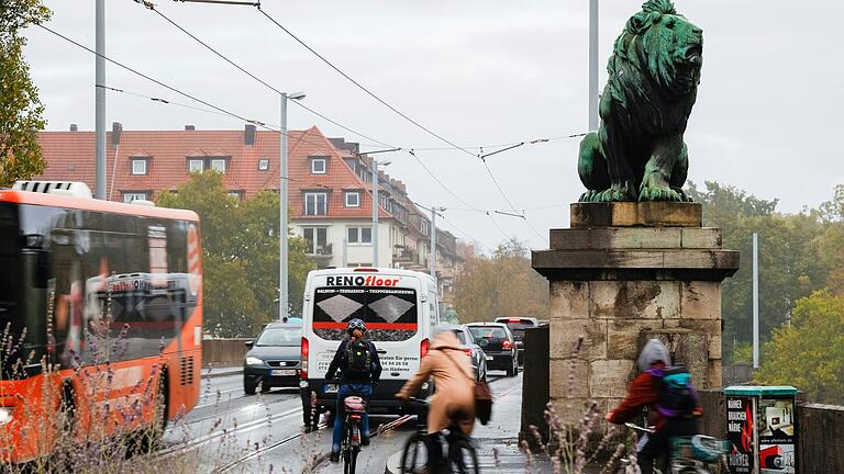 Fahrräder und Gleise sind eine gefährliche Kombination: Damit Radfahrende auf der Würzburger Löwenbrücke zukünftig sicherer über den Main kommen, bekommen sie bald eine eigene Spur. Fahrräder und Gleise sind eine gefährliche Kombination: Damit Radfahrende auf der Würzburger Löwenbrücke zukünftig sicherer über den Main kommen, bekommen sie bald eine eigene Spur.