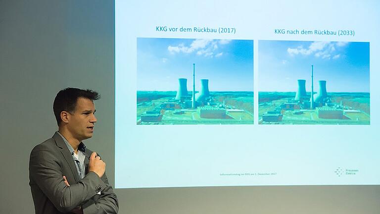 Kraftwerksleiter Bernd Kaiser informiert die Besucher in seinem Vortrag über die geplanten Rückbaumaßnahmen im Kernkraftwerk.
