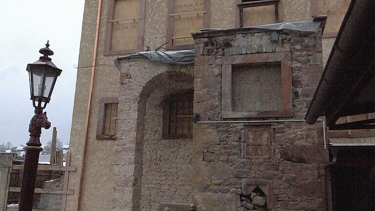 Der wohl älteste Teil des Gutshofs wird als Balkon genutzt. Laut Ingrid Hunger entstand er im 13. Jahrhundert. Der wohl älteste Teil des Gutshofs wird als Balkon genutzt. Laut Ingrid Hunger entstand er im 13. Jahrhundert.