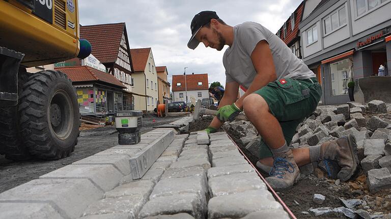 Straßenausbau in der Hauptstraße Hofheim. Seit 2018 müssen Anlieger in Bayern nicht mehr mitbezahlen. Straßenausbau in der Hauptstraße Hofheim. Seit 2018 müssen Anlieger in Bayern nicht mehr mitbezahlen.