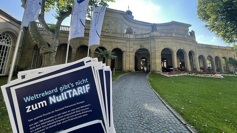 Seit Monaten macht die Staatsbad Philharmonie mit Unterstützung der Gewerkschaft DOV in Bad Kissingen auf die aus ihrer Sicht zu hohe Arbeitsbelastung bei zu niedriger Bezahlung aufmerksam. Seit Monaten macht die Staatsbad Philharmonie mit Unterstützung der Gewerkschaft DOV in Bad Kissingen auf die aus ihrer Sicht zu hohe Arbeitsbelastung bei zu niedriger Bezahlung aufmerksam.