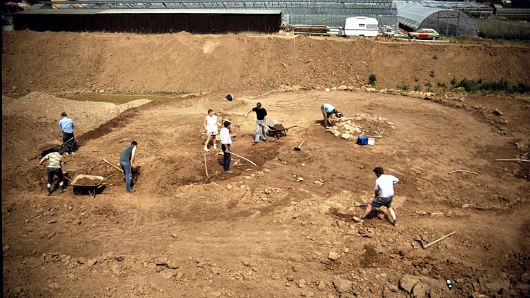 Von der Ausgrabung auf dem 'Kleinen Anger' entwickelte sich eine spannende archäologische Geschichte für Segnitz.