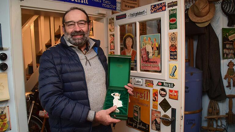 Erwin Därr sammelt alles, wo Persil draufsteht. Die 'Weiße Dame' aus Porzellan und seine anderen Schätze stellt er in Hüttenheim (Lkr. Kitzingen) aus. Erwin Därr sammelt alles, wo Persil draufsteht. Die 'Weiße Dame' aus Porzellan und seine anderen Schätze stellt er in Hüttenheim (Lkr. Kitzingen) aus.