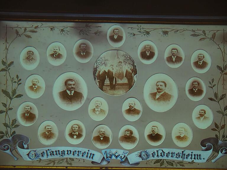 Einst fest in Männerhand: Der Geldersheimer Chor, hier auf einer frühen Fotografie des Jahres 1905. Einst fest in Männerhand: Der Geldersheimer Chor, hier auf einer frühen Fotografie des Jahres 1905.