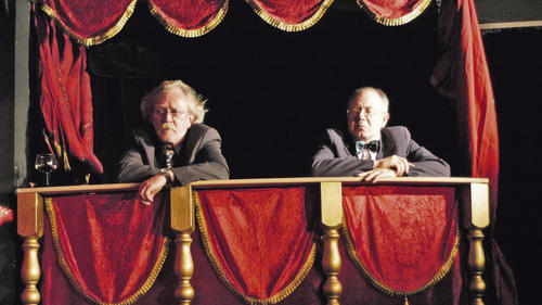 Theaterförderer gehen auch mal auf die Bühne: Hermann Belgart und Egon Feigel haben für Furore als in ihrer Loge grantelnde Theaterbesucher im Stück &bdquo;Lindleinstraße&ldquo; gesorgt.