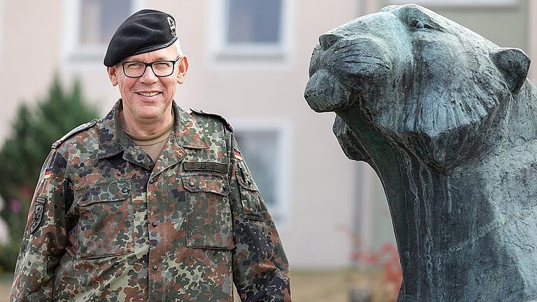 Generalmajor Bernd Schütt auf dem Gelände der Balthasar-Neumann-Kaserne in Veitshöchheim. Schütt gibt die Leitung der 10. Panzerdivision ab und wechselt ins Verteidigungsministerium nach Berlin. Generalmajor Bernd Schütt auf dem Gelände der Balthasar-Neumann-Kaserne in Veitshöchheim. Schütt gibt die Leitung der 10. Panzerdivision ab und wechselt ins Verteidigungsministerium nach Berlin.