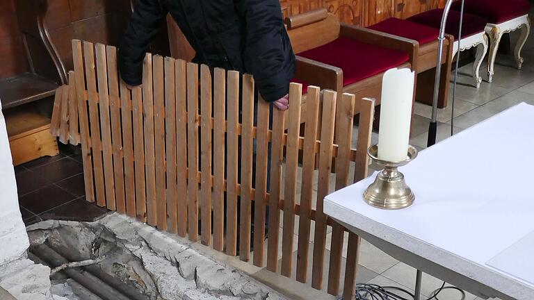 Mut zur Lücke: Der Gemeinderat und Organist Udo Vogt zeigt die Stelle im Altarraum, an der vor einiger Zeit ein Heizungsrohr im Untergrund geborsten ist. Mut zur Lücke: Der Gemeinderat und Organist Udo Vogt zeigt die Stelle im Altarraum, an der vor einiger Zeit ein Heizungsrohr im Untergrund geborsten ist.