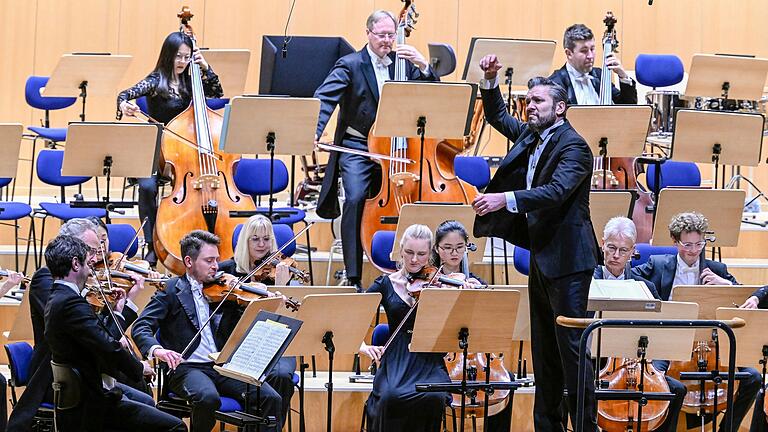 Ein Dirigent, der höchst erfreuliche Spuren in der Qualität des Orchesters hinterlassen wird: Enrico Calesso. Ein Dirigent, der höchst erfreuliche Spuren in der Qualität des Orchesters hinterlassen wird: Enrico Calesso.