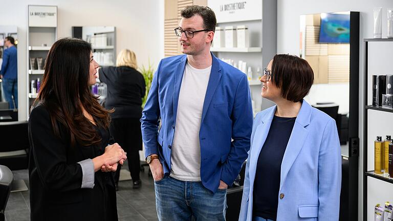Die Friseurin Iryna Mekheda (v. l.), Alexander Schulmeyer und Manuela Burger vom Jobcenter stehen am Donnerstag (25.04.24) im neuen Salon der Ukrainerin in der Zellerau in Würzburg. Die Friseurin Iryna Mekheda (v. l.), Alexander Schulmeyer und Manuela Burger vom Jobcenter stehen am Donnerstag (25.04.24) im neuen Salon der Ukrainerin in der Zellerau in Würzburg.
