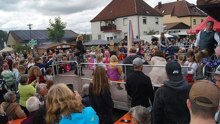 Viele Besucher bestaunten die Rundtänze der Kinder aus der KiTa Bachinsel auf der Bühne am Dorfplatz. Viele Besucher bestaunten die Rundtänze der Kinder aus der KiTa Bachinsel auf der Bühne am Dorfplatz.