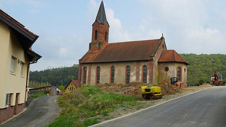 Das ehemalige Lößl-Grundstück vor der Alten Schutzengelkirche wird neu gestaltet und es entstehen Parkplätze für Friedhofsbesucher neben und hinter der Kirche Das ehemalige Lößl-Grundstück vor der Alten Schutzengelkirche wird neu gestaltet und es entstehen Parkplätze für Friedhofsbesucher neben und hinter der Kirche
