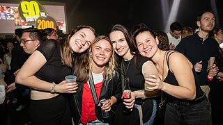 Viele Feierlustige besuchen am Samstag 19.04.25 die 90er vs 2000er Party in der Posthalle in Würzburg.