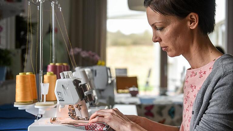 Die Bloggerin Birgit Spitzhüttl aus Neubrunn (Lkr. Würzburg) hat sich das Nähen selbst beigebracht. Die Ergebnisse stellt sie auf ihre Website in einem Blog vor. Die Bloggerin Birgit Spitzhüttl aus Neubrunn (Lkr. Würzburg) hat sich das Nähen selbst beigebracht. Die Ergebnisse stellt sie auf ihre Website in einem Blog vor.