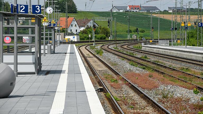 Verwaister Bahnhof Rottendorf: Es wird ruhig in den nächsten Wochen, weil die Verbindung nach Nürnberg wegen Sanierungsarbeiten unterbrochen ist.&nbsp;