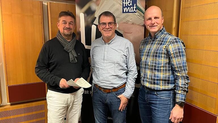Von links: Werner Aumüller, Dirigent Klaus Hübner, 1. Vorsitzender Gerd Ullrich. Von links: Werner Aumüller, Dirigent Klaus Hübner, 1. Vorsitzender Gerd Ullrich.