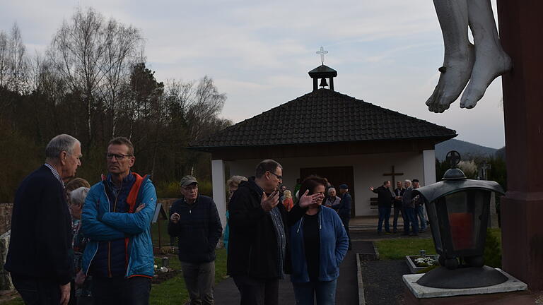 Ortstermin am Friedhof Hofstetten zur Vorstellung des Friedhofskonzepts. Ortstermin am Friedhof Hofstetten zur Vorstellung des Friedhofskonzepts.