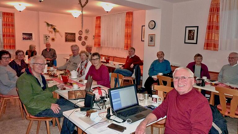 Besucher des Internetcafes für Senioren im AWO-Clubheim. Besucher des Internetcafes für Senioren im AWO-Clubheim.